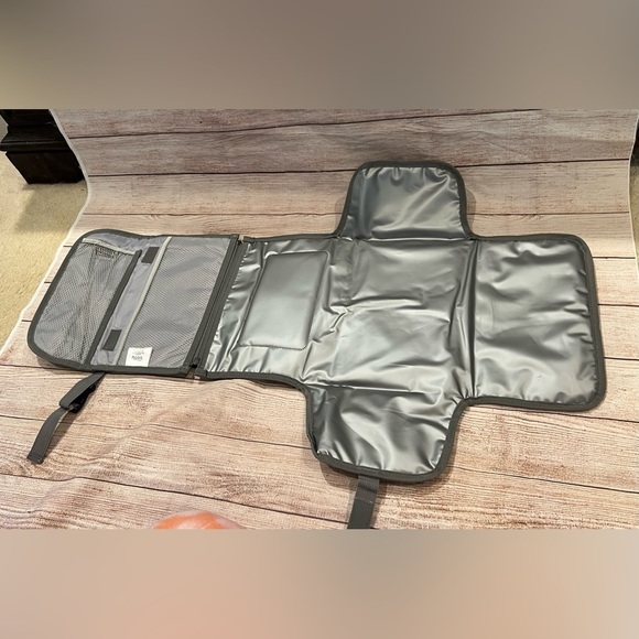 Kopi Baby Portable Diaper Changing Pad carrying case, gray water resistant - Picture 8 of 10